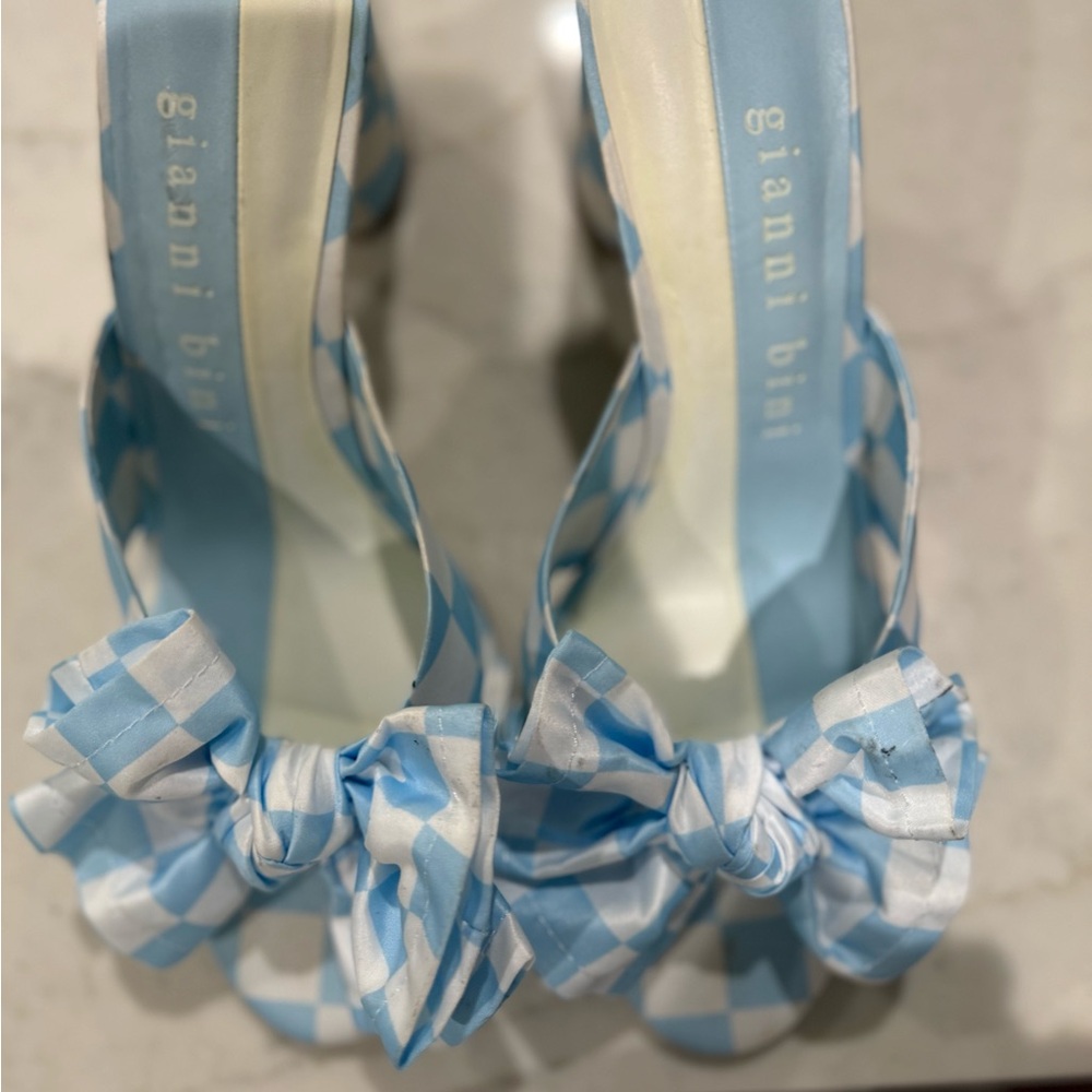 Never been worn super cute sandal for spring